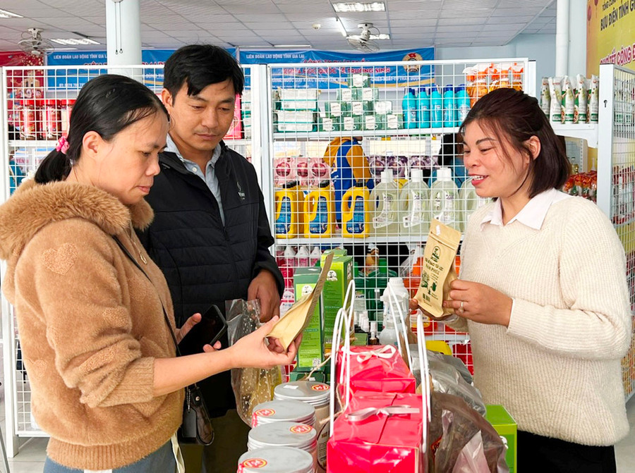 Chị Lê Thị Thu Hợi (bìa trái thứ nhất)-đoàn viên Công đoàn Trung tâm Kinh doanh Viễn thông (VNPT) Gia Lai mua sắm tại Chợ Tết Công đoàn 2024. Ảnh: Đinh Yến Chị Lê Thị Thu Hợi (bìa trái thứ nhất)-đoàn viên Công đoàn Trung tâm Kinh doanh Viễn thông (VNPT) Gia Lai mua sắm tại Chợ Tết Công đoàn 2024. Ảnh: Đinh Yến