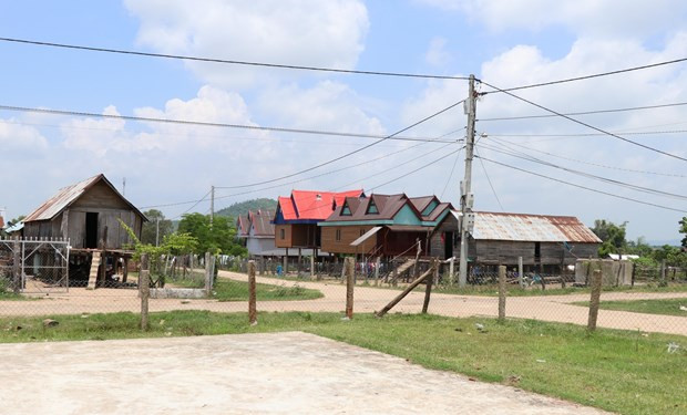 Ngân sách trung ương hỗ trợ tối đa 40 triệu đồng/hộ để xây dựng 1 căn nhà theo phong tục tập quán của địa phương, bảo đảm 3 cứng (nền cứng, khung - tường cứng, mái cứng). Ảnh: Hồng Điệp - TTXVN Ngân sách trung ương hỗ trợ tối đa 40 triệu đồng/hộ để xây dựng 1 căn nhà theo phong tục tập quán của địa phương, bảo đảm 3 cứng (nền cứng, khung - tường cứng, mái cứng). Ảnh: Hồng Điệp - TTXVN