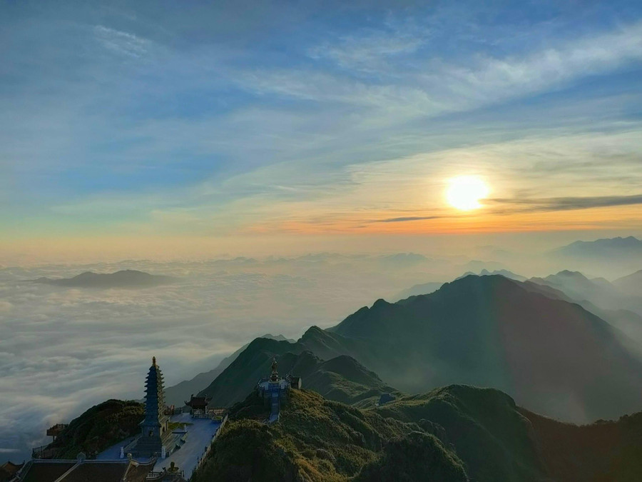 Băng tan khi mặt trời lên nhưng Fansipan vẫn rất lạnh. Ảnh: CTV Băng tan khi mặt trời lên nhưng Fansipan vẫn rất lạnh. Ảnh: CTV