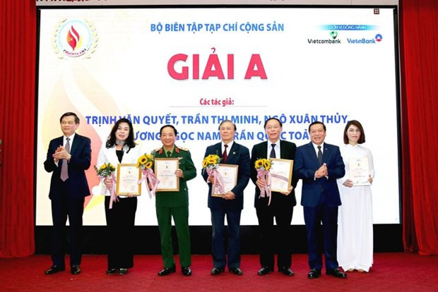 Các tác giả đạt Giải A giải báo chí &quot;Ngọn lửa&quot; của Tạp chí Cộng sản lần thứ VI. (Nguồn: Báo Điện tử Chính phủ)