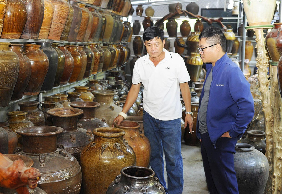 Anh Nguyễn Công Trứ (bìa trái) hiện sở hữu khoảng trên 3.500 chiếc ghè và được mệnh danh là “vua ghè” ở Ayun Pa. Ảnh: Bá Tính