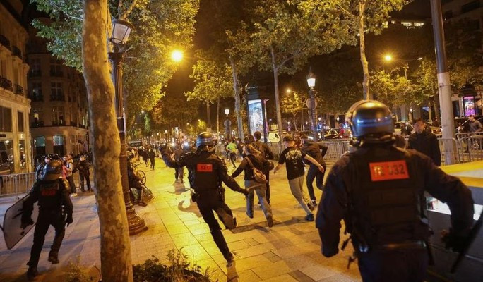 Từ ngày 30-6 đến ngày 1-7, cảnh sát đã bắt giữ 1.311 người. Ảnh: Reuters Đêm bạo loạn thứ 5 ở Pháp: Binh sĩ tới các thành phố điểm nóng - Ảnh 3.