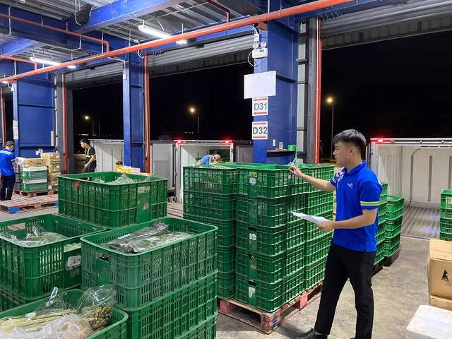 Trung tâm phân phối miền Bắc của Saigon Co.op hoạt động 24/24 giờ để cung ứng hàng cho 11 siêu thị