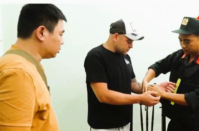 Các lực lượng chức năng của Công an tỉnh Ninh Thuận bắt giữ Borzykh Mi-khail (mặc áo thun đen, đứng giữa). CÔNG AN NINH THUẬN