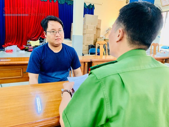 Công an lấy lời khai với Hiếu. Ảnh: CHÍ THẠCH