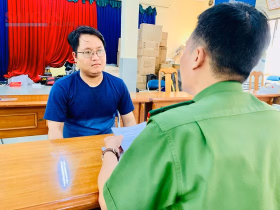 Công an lấy lời khai với Hiếu. Ảnh: CHÍ THẠCH