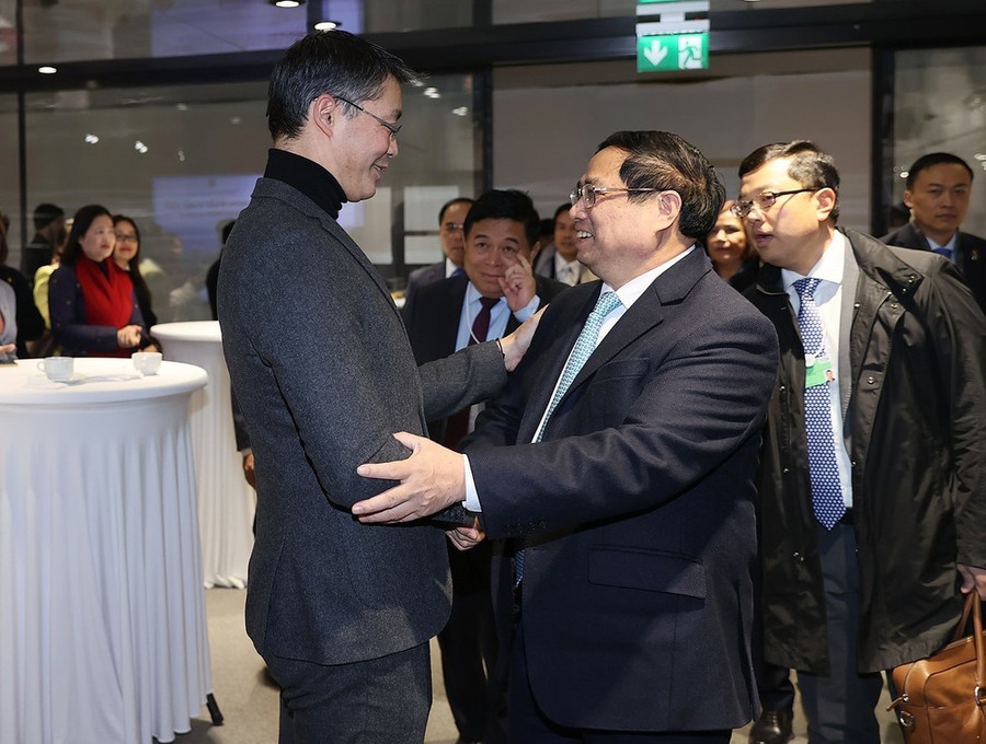 Thủ tướng Phạm Minh Chính với các doanh nghiệp tham dự Toạ đàm "Việt Nam - Điểm đến hàng đầu ASEAN về đầu tư bền vững." (Ảnh: Dương Giang/TTXVN) Thủ tướng Phạm Minh Chính với các doanh nghiệp tham dự Toạ đàm "Việt Nam - Điểm đến hàng đầu ASEAN về đầu tư bền vững." (Ảnh: Dương Giang/TTXVN)