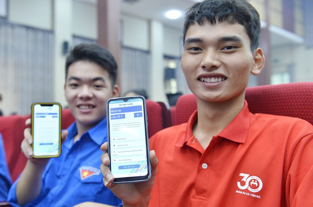 Cuộc thi về Nghị quyết Đại hội Đoàn toàn quốc có gần 1 triệu người hưởng ứng - Ảnh 4. Các bạn trẻ hào hứng tham gia cuộc thi tại buổi lễ phát động. Ảnh: Vũ Đức