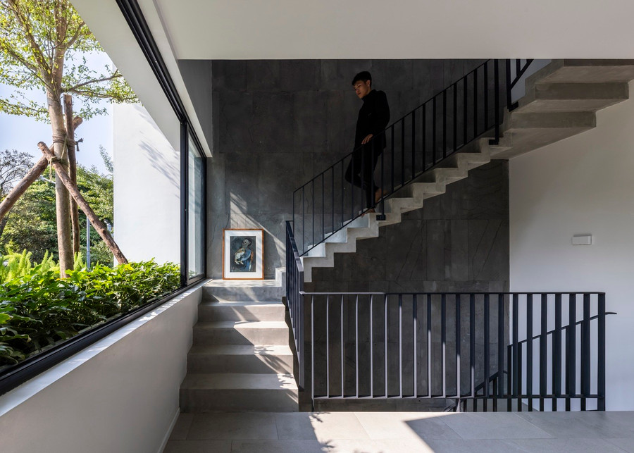 Theo đó, các kiến trúc sư đã tạo ra những khu vườn treo liên thông với nhau ở mặt tiền, để chống lại sức nóng từ mặt trời phía Tây. Theo đó, các kiến trúc sư đã tạo ra những khu vườn treo liên thông với nhau ở mặt tiền, để chống lại sức nóng từ mặt trời phía Tây.