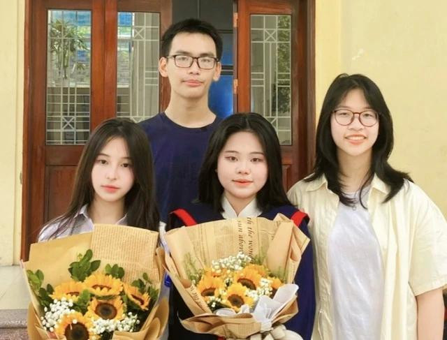 Minh Phương (giữa) và các bạn