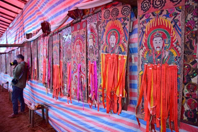 Tranh nhiều dây phướn, chứng tỏ sử dụng nhiều, đồng nghĩa với niên đại cao và linh ứng Tranh nhiều dây phướn, chứng tỏ sử dụng nhiều, đồng nghĩa với niên đại cao và linh ứng