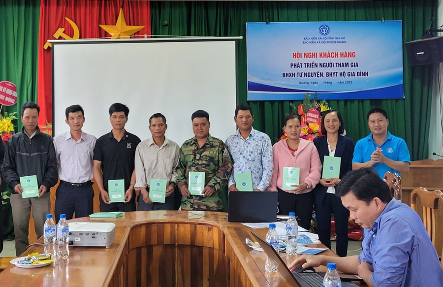 Bảo hiểm Xã hội huyện Kbang phối hợp tổ chức hội nghị khách hàng phát triển người tham gia BHXH tự nguyện, BHYT hộ gia đình (ảnh đơn vị cung cấp).