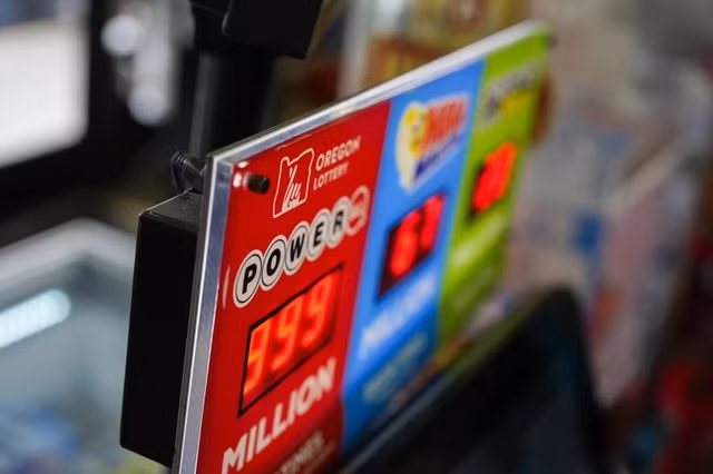 Một bảng quảng cáo điện tử về giải độc đắc Powerball ở Mỹ ngày 5-4. Ảnh: AP