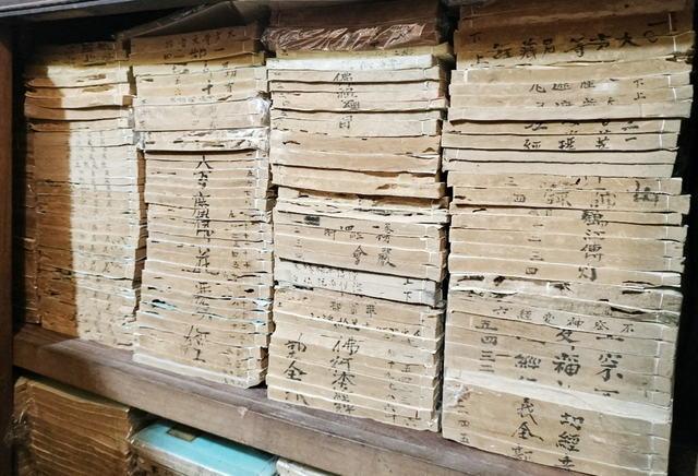 Bộ kinh cổ độc nhất vô nhị và ảnh hưởng quan trọng tới văn hóa Phật giáo - Ảnh 1. Bộ Gia Hưng tạng kinh được cất giữ tại chùa Thập Tháp (Bình Định). Ảnh: TÔ LAN