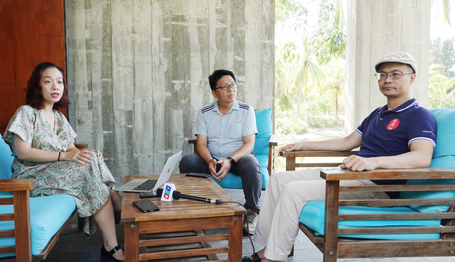 Bộ kinh cổ độc nhất vô nhị và ảnh hưởng quan trọng tới văn hóa Phật giáo - Ảnh 4. Các tiến sĩ Nguyễn Tô Lan, Lý Quý Dân (giữa), Trần Trọng Dương trao đổi với báo chí về bộ Gia Hưng kinh được lưu giữ tại chùa Thập Tháp. Ảnh: HOÀNG TRỌNG