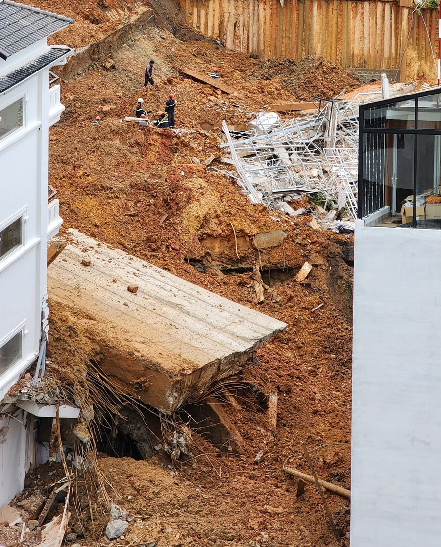 Hiện lực lượng cứu hộ đang tìm kiếm 2 người mất tích. Ảnh: Hữu Long Hiện lực lượng cứu hộ đang tìm kiếm 2 người mất tích. Ảnh: Hữu Long