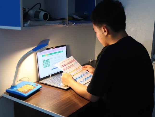 Lê Gia Bảo tận dụng thời gian học thi bằng lái xe trong khi chờ điểm chuẩn.