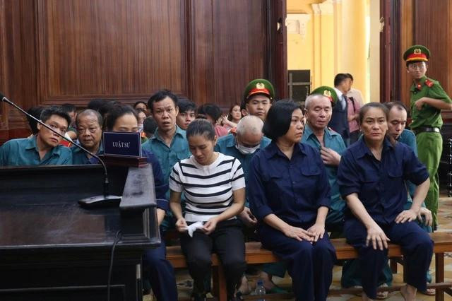 Các bị cáo tại phiên tòa. Ảnh MỸ DIỆP