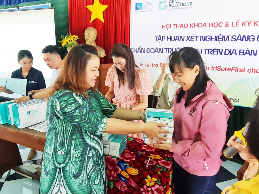 50 xét nghiệm triSureFirst miễn phí đã được trao tặng cho các thai phụ tỉnh Gia Lai