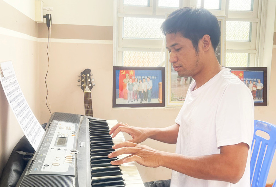 Theo anh Đinh Iu, âm nhạc cũng giống như hội họa luôn đòi hỏi người nghệ sĩ phải có đam mê và không ngừng sáng tạo. Ảnh: Vũ Chi Theo anh Đinh Iu, âm nhạc cũng giống như hội họa luôn đòi hỏi người nghệ sĩ phải có đam mê và không ngừng sáng tạo. Ảnh: Vũ Chi