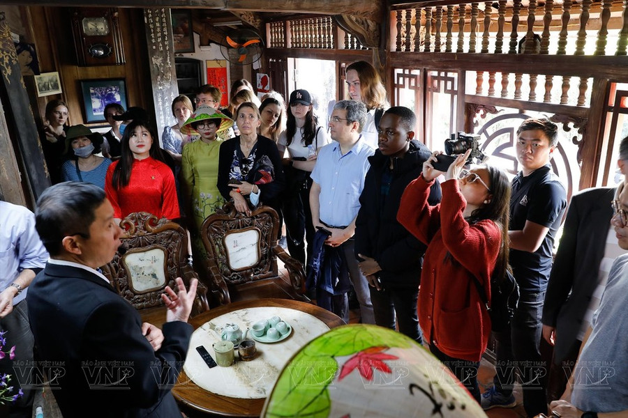 Du khách trong nước và quốc tế tham quan nhà cổ ở Đường Lâm. (Ảnh: Việt Cường/TTXVN) Du khách trong nước và quốc tế tham quan nhà cổ ở Đường Lâm. (Ảnh: Việt Cường/TTXVN)