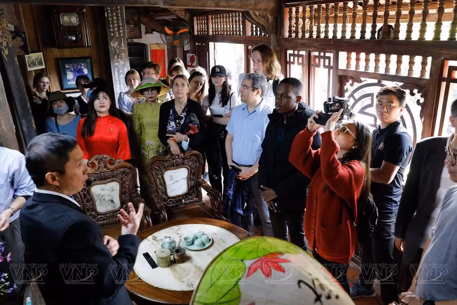 Du khách trong nước và quốc tế tham quan nhà cổ ở Đường Lâm. (Ảnh: Việt Cường/TTXVN)