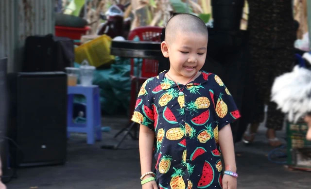 Cháu Mạnh bị ung thư máu khi 2 tuổi. Ảnh: UYỂN NHI