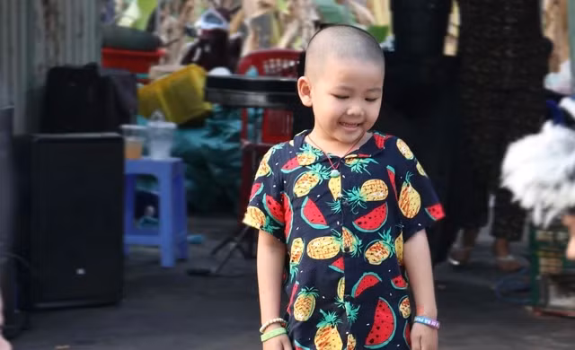 Cháu Mạnh bị ung thư máu khi 2 tuổi. Ảnh: UYỂN NHI