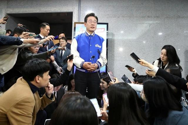 Lãnh đạo DP Lee Jae-myung gặp báo giới hôm 10.4. Ảnh: REUTERS