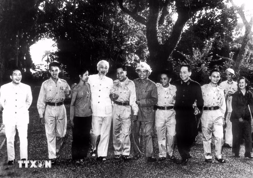 Chủ tịch Hồ Chí Minh, Đại tướng Võ Nguyên Giáp với đoàn đại biểu anh hùng, chiến sỹ thi đua các lực lượng vũ trang nhân dân giải phóng miền Nam ra thăm miền Bắc (15/11/1965). (Ảnh: TTXVN)