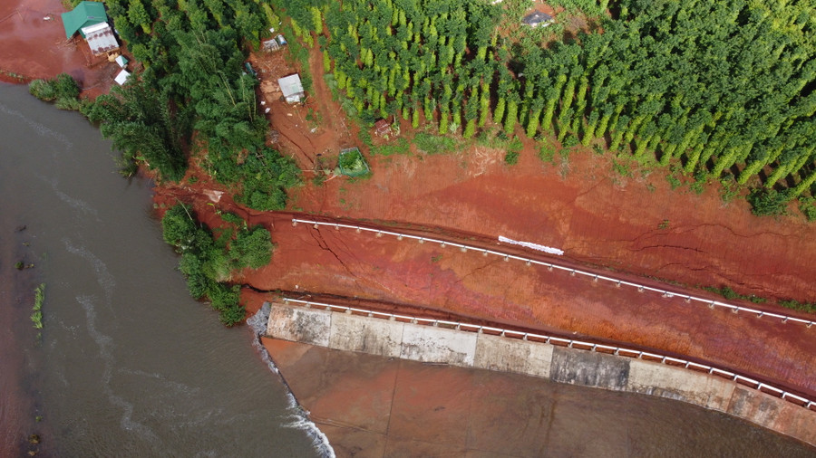 Nhiều vết nứt gãy bên phải thân đập Nhiều vết nứt gãy bên phải thân đập