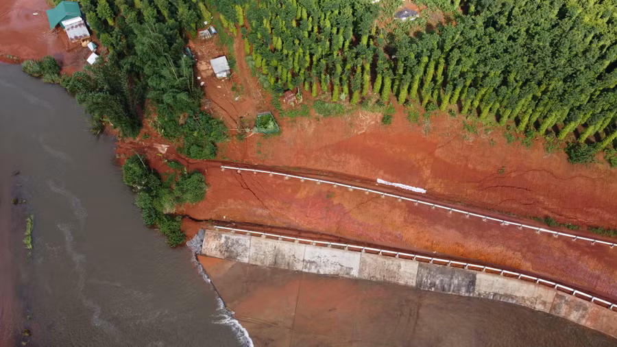 Nhiều vết nứt gãy bên phải thân đập