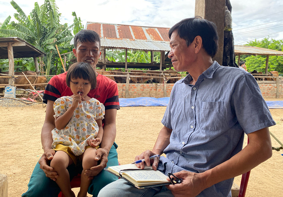 Tác giả (bìa phải) trao đổi với người dân Krông Pa về cách thức giảm nghèo bền vững. Ảnh: Lam Giang
