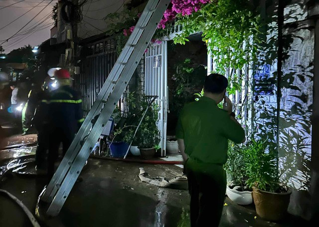 Công an có mặt khám nghiệm hiện trường vụ cháy nhà dân ở P.Hiệp Bình Chánh làm một người giúp việc tử vong. Ảnh: CACC
