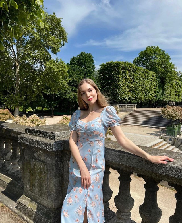 Mẫu váy dáng dài xẻ tà mà fashionista Anastasia Titarenko đang mang có rất nhiều ưu điểm, đó là sự sang trọng xen lẫn nét quyến rũ, mặn mà. Với thiết kế cổ xẻ chữ V và phần nhún chun ngực, mẫu váy còn tạo ra khả năng &quot;xấu che, đẹp khoe&quot; giúp người mặc giấu khuyết điểm đồng thời hack dáng cũng cực tốt. Muốn cộng thêm điểm xinh yêu cho bộ trang phục, bạn chỉ cần tô điểm một chiếc vòng cổ hoặc khuyên tai dáng mảnh