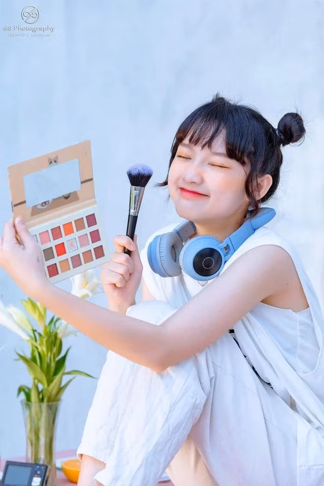 Ngoài thời gian học, Hồng Nhung còn làm thêm với công việc mẫu ảnh Ngoài thời gian học, Hồng Nhung còn làm thêm với công việc mẫu ảnh