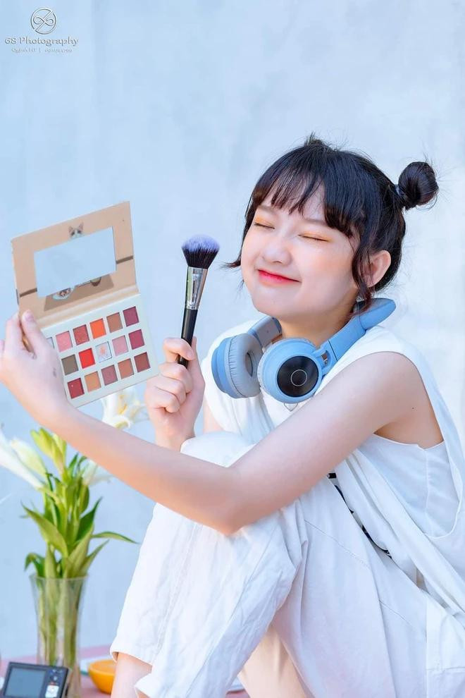 Ngoài thời gian học, Hồng Nhung còn làm thêm với công việc mẫu ảnh Ngoài thời gian học, Hồng Nhung còn làm thêm với công việc mẫu ảnh