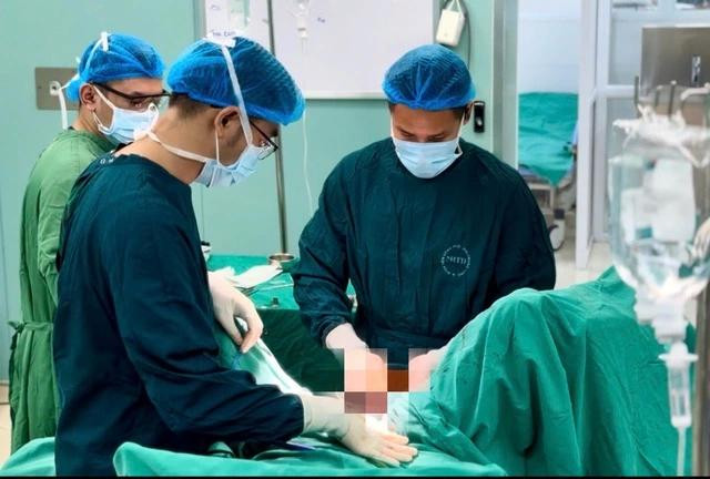 Các bác sĩ phẫu thuật cắt lọc ổ hoại tử vùng sinh dục cho bệnh nhân 59 tuổi. Trước nhập viện, bệnh nhân đắp lá trị bệnh vùng kín khiến bệnh diễn biến nặng. ẢNH: THANH NGUYỄN Các bác sĩ phẫu thuật cắt lọc ổ hoại tử vùng sinh dục cho bệnh nhân 59 tuổi. Trước nhập viện, bệnh nhân đắp lá trị bệnh vùng kín khiến bệnh diễn biến nặng. ẢNH: THANH NGUYỄN