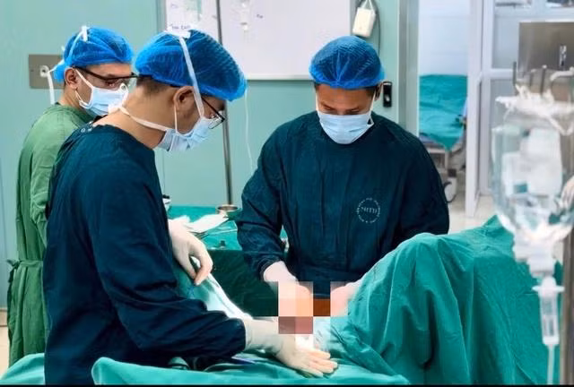 Các bác sĩ phẫu thuật cắt lọc ổ hoại tử vùng sinh dục cho bệnh nhân 59 tuổi. Trước nhập viện, bệnh nhân đắp lá trị bệnh vùng kín khiến bệnh diễn biến nặng. ẢNH: THANH NGUYỄN