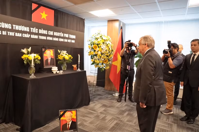 Tổng Thư ký Liên hợp quốc Antonio Guterres viếng Tổng Bí thư Nguyễn Phú Trọng tại Phái đoàn thường trực Việt Nam tại Liên hợp quốc ở New York (Mỹ). (Ảnh: Thanh Tuấn/TTXVN) Tổng Thư ký Liên hợp quốc Antonio Guterres viếng Tổng Bí thư Nguyễn Phú Trọng tại Phái đoàn thường trực Việt Nam tại Liên hợp quốc ở New York (Mỹ). (Ảnh: Thanh Tuấn/TTXVN)