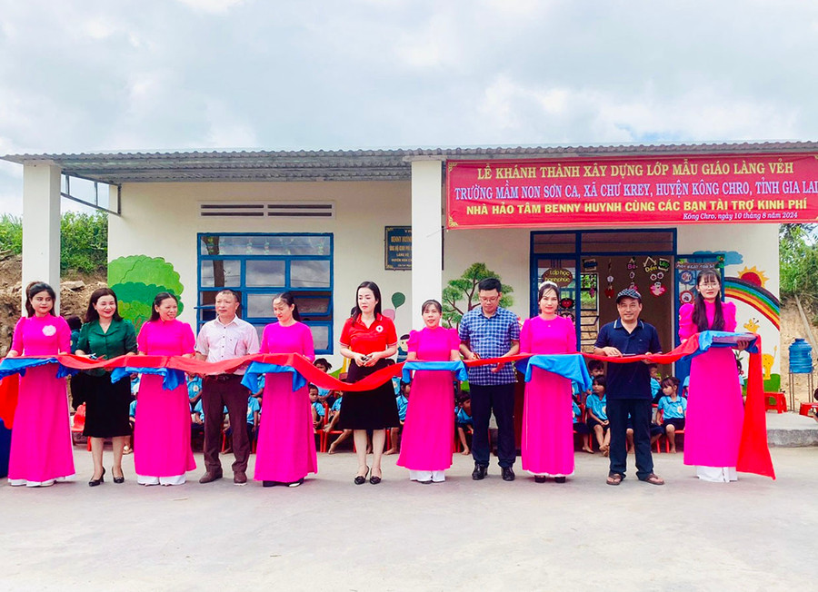 Đại diện chính quyền địa phương và Quỹ Hỗ trợ bệnh nhân nghèo Gia Lai cắt băng khánh thành lớp học tại điểm trường làng Veh (xã Chư Krêy, huyện Kông Chro). Ảnh: Minh Nghĩa Đại diện chính quyền địa phương và Quỹ Hỗ trợ bệnh nhân nghèo Gia Lai cắt băng khánh thành lớp học tại điểm trường làng Veh (xã Chư Krêy, huyện Kông Chro). Ảnh: Minh Nghĩa