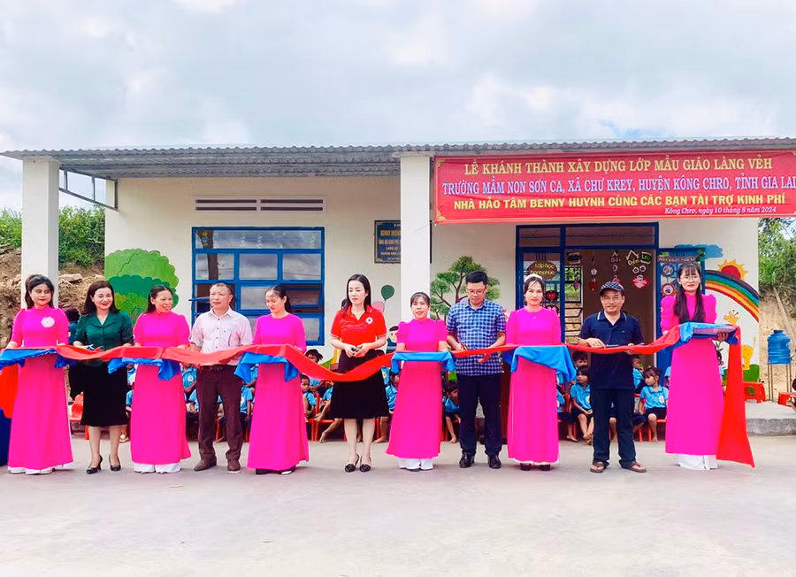 Đại diện chính quyền địa phương và Quỹ Hỗ trợ bệnh nhân nghèo Gia Lai cắt băng khánh thành lớp học tại điểm trường làng Veh (xã Chư Krêy, huyện Kông Chro). Ảnh: Minh Nghĩa