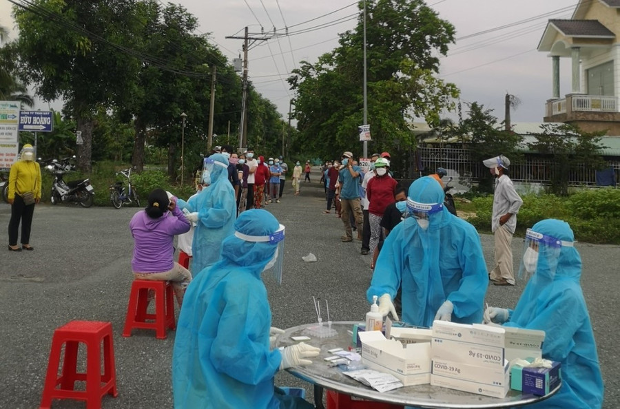 Cán bộ y, bác sĩ trẻ về tuyến xã, phường không chỉ &quot;chia lửa&quot; cho tuyến trên mà rất cần cho công tác y học dự phòng tuyến cơ sở. Ảnh Hương Giang