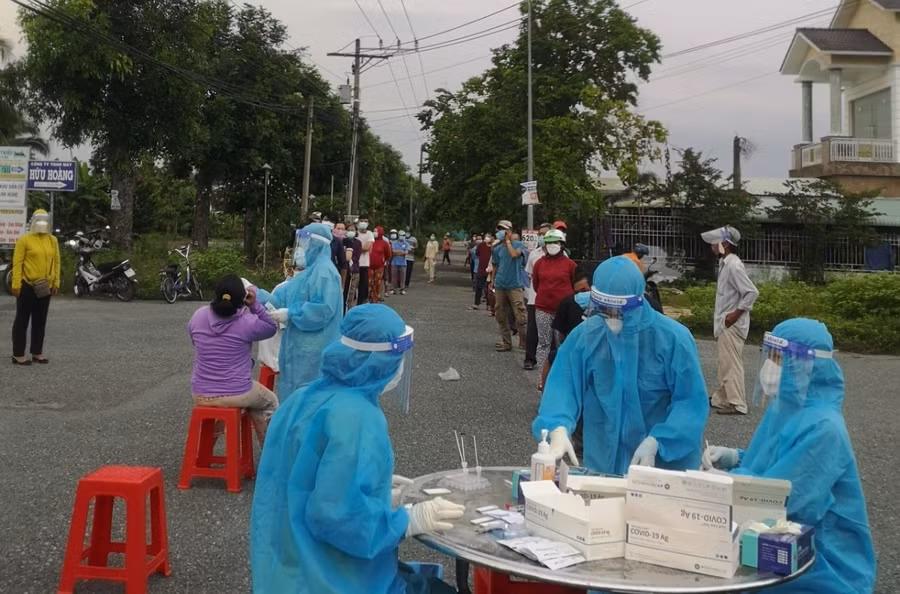 Cán bộ y, bác sĩ trẻ về tuyến xã, phường không chỉ "chia lửa" cho tuyến trên mà rất cần cho công tác y học dự phòng tuyến cơ sở. Ảnh Hương Giang