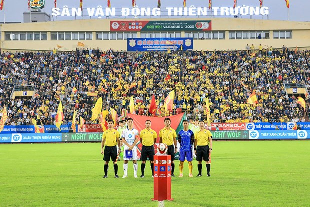 Công tác trọng tài tại V-League 2023 tiếp tục gây tranh cãi. (Ảnh: VPF)