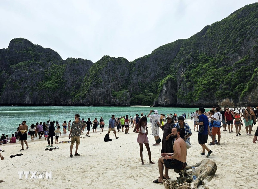 Đảo Koh Phi Phi được đánh giá là một trong những bãi biển sạch nhất thế giới. (Ảnh: TTXVN phát) Đảo Koh Phi Phi được đánh giá là một trong những bãi biển sạch nhất thế giới. (Ảnh: TTXVN phát)