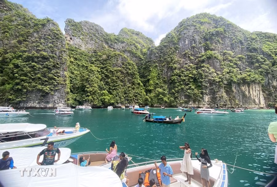 Du khách tham quan Vịnh Maya. (Ảnh: TTXVN phát)