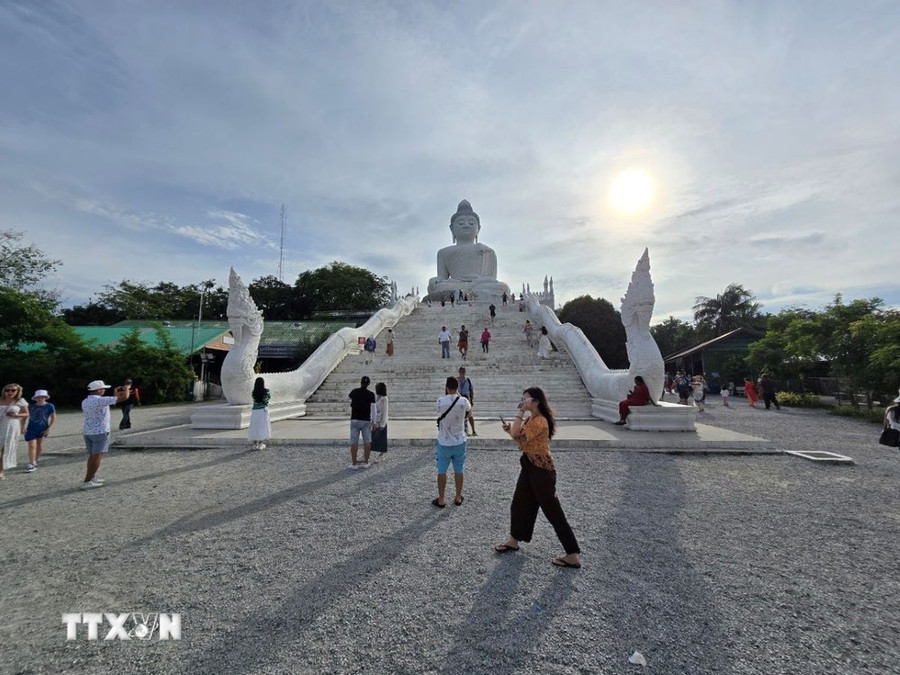 Du khách chiêm bái Tượng Phật Big Buddha trên đỉnh đồi Nakkerd. (Ảnh: TTXVN phát) Du khách chiêm bái Tượng Phật Big Buddha trên đỉnh đồi Nakkerd. (Ảnh: TTXVN phát)