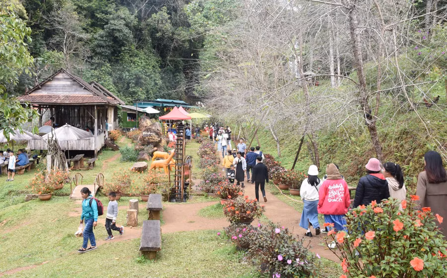 Đông đảo du khách đến thác Pa Sỹ - Măng Đen trong ngày đầu năm 2024. Ảnh: NP