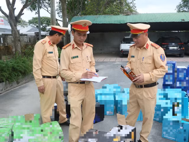 Lực lượng chức năng kiểm đếm số rượu không rõ nguồn gốc (Ảnh Công an)